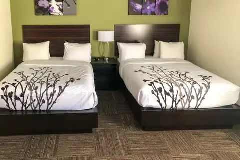 2 Queen Beds, Island View